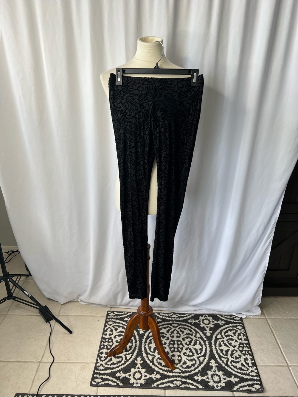 MeMoi Black Velvet Paisley Leggings – Size M/L 🖤✨